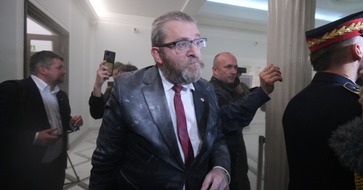 Grzegorz Braun usłyszy liczne zarzuty, nie tylko dotyczące incydentu z