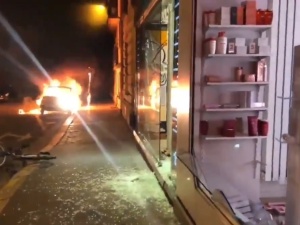 [video] Starcia z policją, plądrowane sklepy, płonące samochody. Noc w Paryżu po porażce PSG