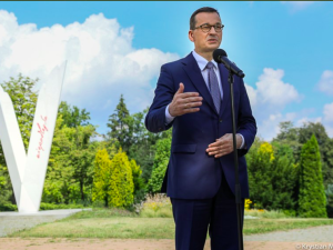 Premier Morawiecki zainaugurował akcję: Nasze barwy narodowe należą do wszystkich