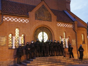 [video] Białoruski OMON zablokował katolicki kościół św. Szymona i Heleny w Mińsku. Biskup protestuje
