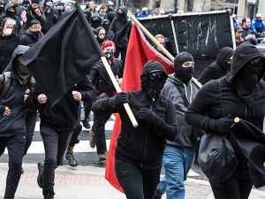Lewicowe bojówki pod okiem służb. W centrum Warszawy prowadzą zajęcia jak walczyć z policją