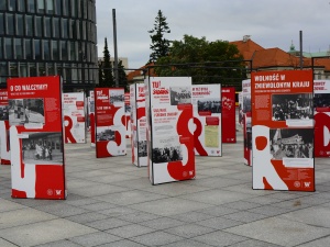 255 plansz, 510 fotografii i dokumentów to prawdopodobnie największa wystawa, jaką będzie można zobaczyć na pl. Józefa Piłsudskiego w Warszawie. 