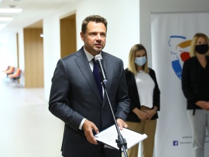 Wiceminister aktywów państwowych Janusz Kowalski napisał na Twitterze, że wobec braku skuteczności w wykonywaniu zadań publicznych zawieszenie Rafała Trzaskowskiego w obowiązkach prezydenta Warszawy