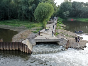 Oczyszczalnia jest niewydolna. Tu idzie tym rurociągiem tak dużo ścieków, że są wykorzystywane dwa rurociągi, a generalnie miało być tak, że miał być jeden, a drugi miał być awaryjny - wskazał.Oczy