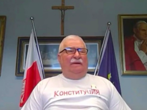 Lech Wałęsa w koszulce z konstytucją po rosyjsku. Cenckiewicz: Oddaje sens jego walki