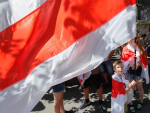 Białoruś: Uczestnicy protestu idą w marszu przez centrum Mińska