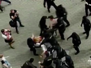 [video] Białorusinki odbiły dziennikarzy z rąk policji