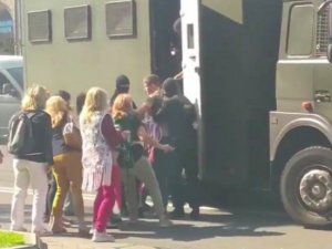 [video] Niesamowity film. Białoruskie kobiety odbijają więźnia OMON-owi