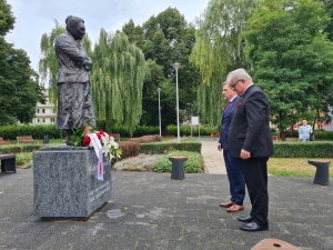 Obchody Sierpnia '80. Gdańsk: Złożenie kwiatów pod pomnikiem Anny Walentynowicz