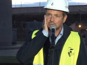 Policja w warszawskim ratuszu. Trzaskowski grzecznie: Deklaruję pełną współpracę