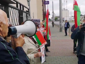 Białoruś: Protesty przed polską ambasadą i konsulatem. „Ręce precz od Białorusi”