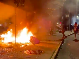 [video] Nalot bojówkarzy z Black Lives Matter na restaurację 