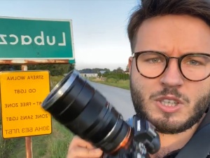 Bart Staszewski zapomniał poinformować swoich anglojęzycznych odbiorców, że sam rozwiesza tablice Strefa wolna od LGBT