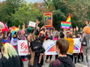 [video] Skandaliczna profanacja! Matka Boża z tęczową aureolą na polsko-niemieckim marszu LGBT