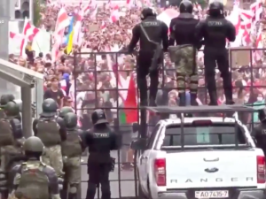 [video] Trwają protesty w Mińsku. Policja zatrzymała już prawie 90 osób