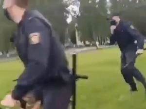 [video] Witebsk. Milicjanci bili człowieka. Za chwilę sami musieli uciekać...