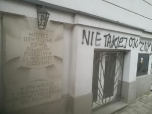 [FOTO] Miejsce uświęcone krwią Polaków. Aktywiści sprofanowali miejsce pamięci...