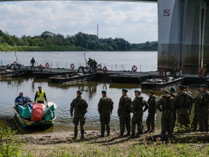 Wojsko zbudowało most pontonowy przez Wisłę