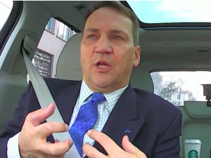 Sikorski w rozmowie z Onetem wychwala Merkel i kpi z polskich starań o reparacje od Niemiec