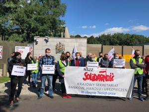 Wraca sprawa Castoramy. Pikieta związkowców S pod Ambasadą Wielkiej Brytanii