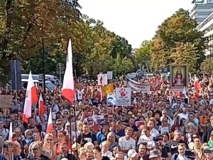 Po licznych protestach w Europie czas na Polskę! W Warszawie rozpoczął się marsz przeciwników obostrzeń związanych z koronawirusem