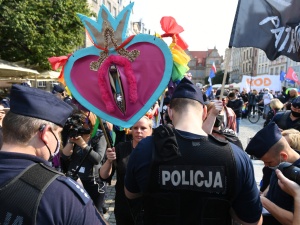 Mowa miłości w pełnej krasie. Sp...laj - mówi do Anny Kołakowskiej aktywistka niosąca tęczową waginę