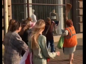 [video] Marsz Kobiet w Mińsku. Kobiety przepędziły miotłami tajniaka
