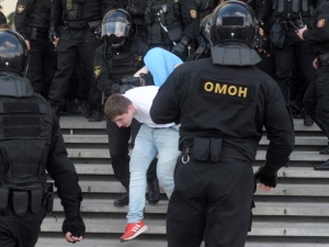 [video] Dramatyczne sceny w Mińsku. Przed demonstracją wzmocniono siły milicji i wojska