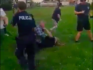 [video] Brutalny atak na interweniujących policjantów. Do sieci trafiło szokujące nagranie