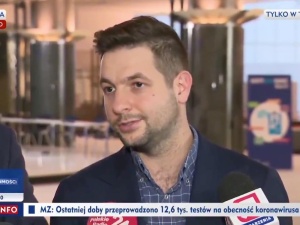 Jaki o wpisie Ochojskiej: Dobre. Na dowód podaje wymyśloną i przyklejoną ze złamaniem prawa przez jej kolegę tabliczkę