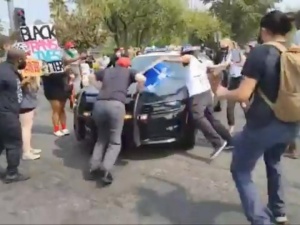 [video] Kalifornia: Demonstranci zaatakowali radiowóz. Skończyło się to inaczej niż w Warszawie