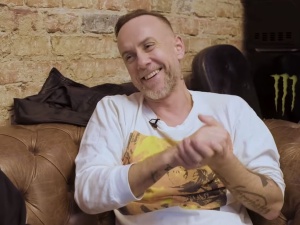 Nergal kpił w samolocie z otyłej osoby i pochwalił się tym na Instagramie. Wywołał burzę