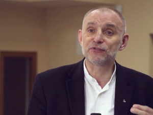 Ała!!! Jezuita odpowiedział Hołowni: Niech ktoś temu chłopczykowi pomoże, bo się dziecko zamęczy!