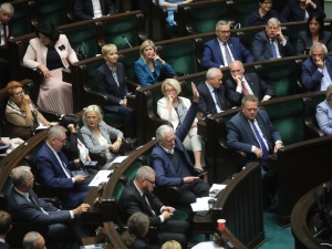 Mamy pierwszy rząd na świecie, który potknął się o norkę. Gorące komentarze ws. kryzysu koalicji rządowej