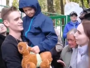 [Video] To są nasze dzieci! Syn białoruskich opozycjonistów jest już ze swoimi rodzicami