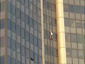 [Video] Wspinał się na ponad 200-metrowy wieżowiec. Polski Spider Man zatrzymany w Paryżu