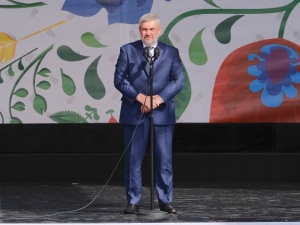 [video] Minister Ardanowski: Są ideologie, które mówią, że mleko jest efektem gwałtu, a miód kradniemy pszczołom