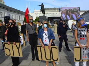 [FOTORELACJA] Katyński Marsz Cieni przeszedł ulicami Warszawy. Na trasie marszu pojawili się kontrdemonstranci