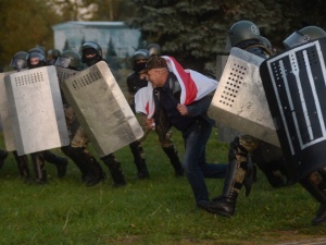 Białoruś: Zatrzymania wobec protestujących w Mińsku. Użyto armatek wodnych