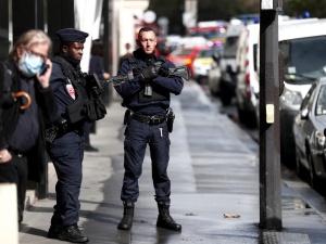 Pilne! Atak nożownika w Paryżu w pobliżu byłych biur Charliego Hebdo