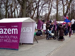 Bombelek nie musi drzeć pi**y i utrudniać życia. Skandaliczne wpisy polityk partii Razem