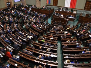[najnowszy sondaż] PiS niekwestionowanym liderem, niezły wynik Hołowni, 6 partii w Sejmie