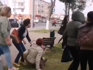 [video] Białoruscy milicjanci próbowali zatrzymać kobietę. Nie dali rady