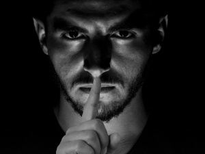 Nieoficjalnie. Dziennikarze GW mają milczeć ws. usunięcia tekstu demaskującego manipulacje Barta Staszewskiego