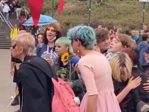 [Wideo] Nic dziwniejszego dziś nie zobaczycie. W Warszawie lewicowi aktywiśći szczekają na działaczy katolickich... 