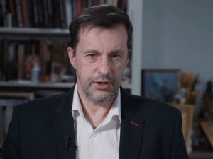 Pani ambasador pomiędzy sesją manicure a seansem makijażu permanentnego.... Gadowski nie zostawia suchej nitki na Mosbacher