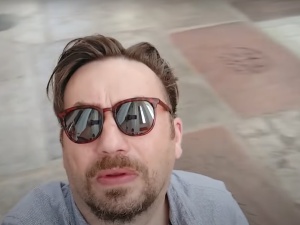 YT ograniczył materiał o zniszczonych zabytkowych płytach nagrobnych pod kaplicę Adamowicza