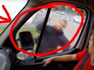 [video] Brutalny atak na furgonetkę stop pedofilii!