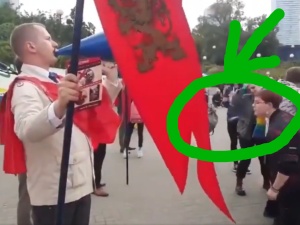 [video] Pamiętacie szczekających bojówkarzy? Jest dłuższe nagranie. Plucie i rzucanie przedmiotami w działaczy Krucjaty Młodych