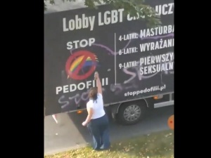 [video] Jest film z ataku dr Mai Wojdyło na furgonetkę stop pedofilii